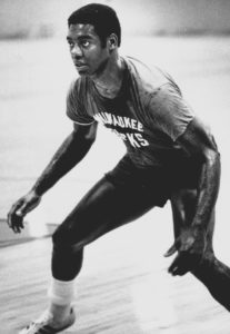Razzismo nello sport. Oscar Robertson con la maglia dei Milwaukee Bucks, con cui ha vinto il titolo NBA 1970/1971.