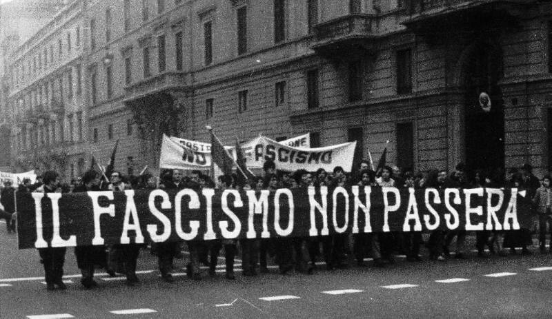 Manifestazione antifascista nell'Italia del secondo dopoguerra
