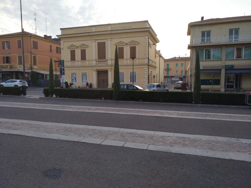 L'Auditorium Enzo Ferrari, nato come Casa del Fascio e poi divenuto Casa del Popolo di Maranello fino al 1954.
