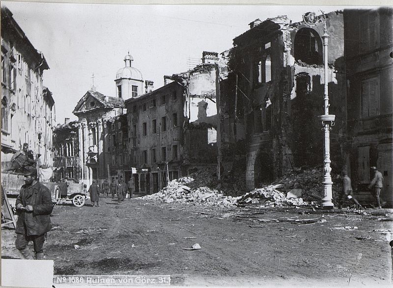 4 novembre. Truppe italiane a Gorizia, ridotta in macerie dai combattimenti che precedono la conquista italiana (9 agosto 1916, Sesta battaglia dell'Isonzo).