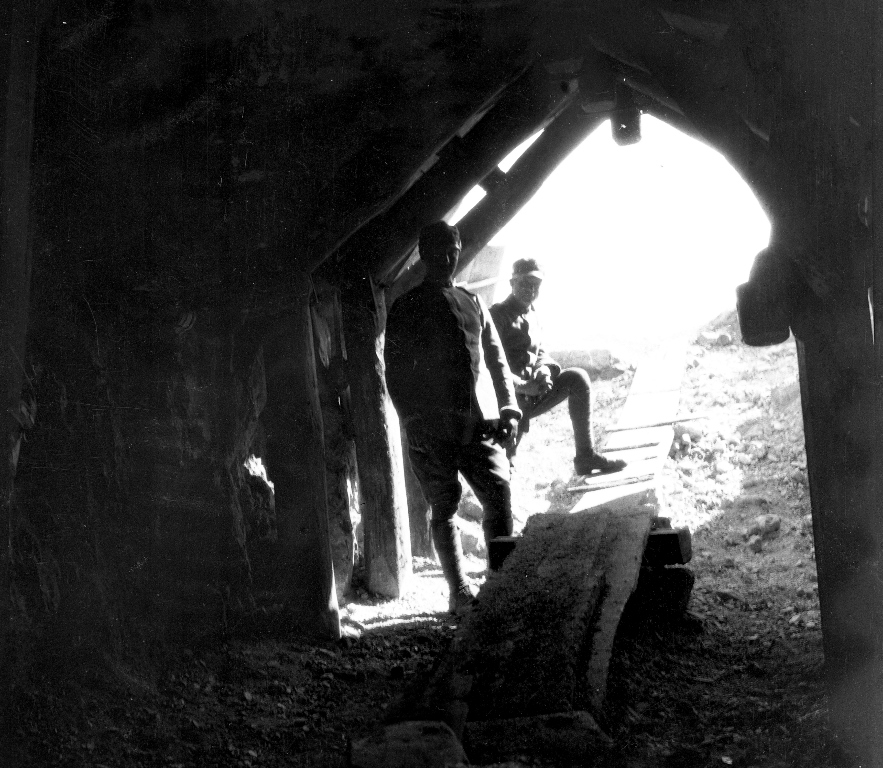 Natale di pace. Militari italiani all'uscita di una galleria, di cui si notano le strutture di sostegno. Foto del capitano medico Vaifro Agnoli, inverno 1918