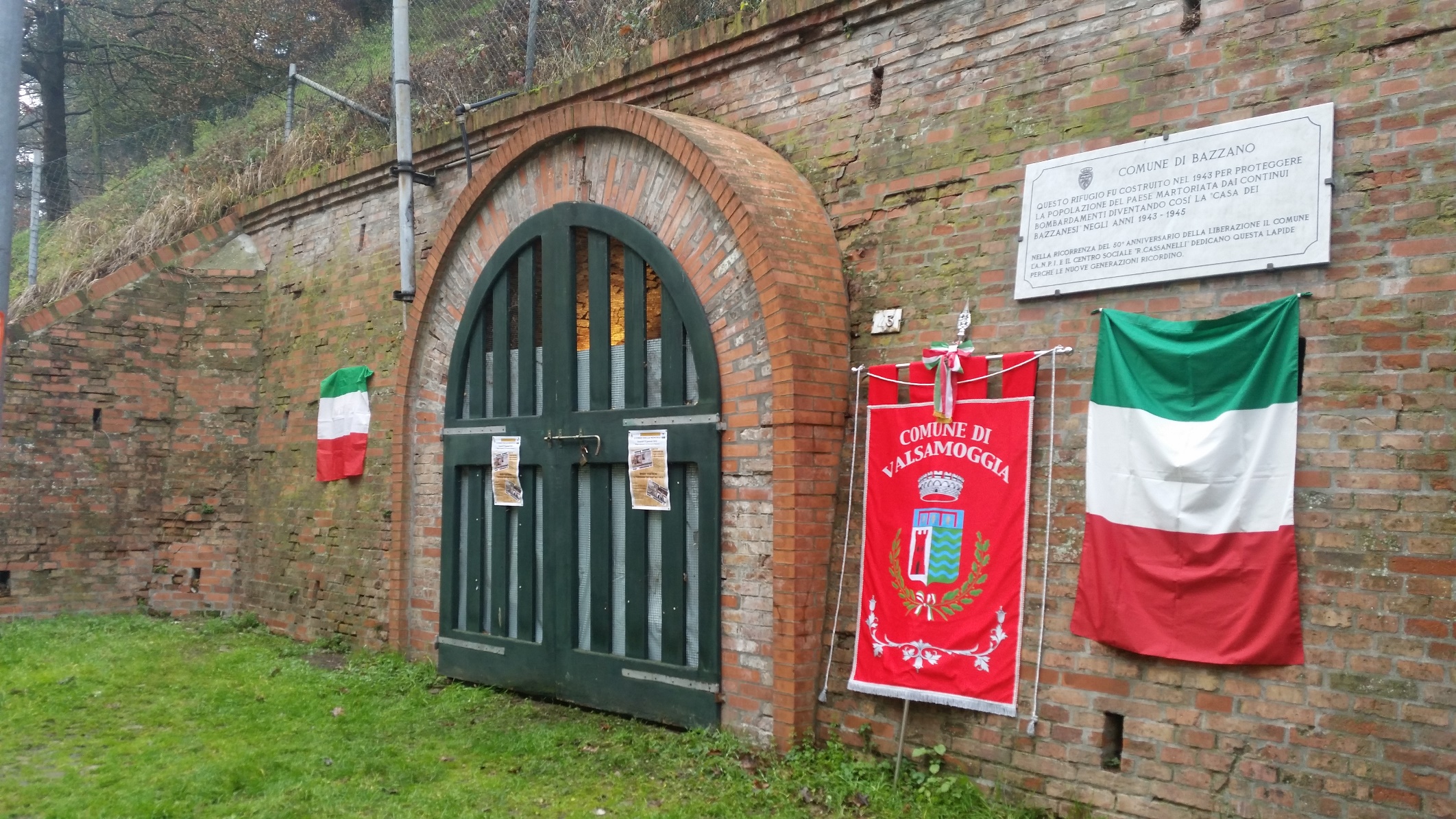 Il rifugio antiaereo di Bazzano nei momenti che hanno preceduto l'intitolazione a Mario Anderlini.