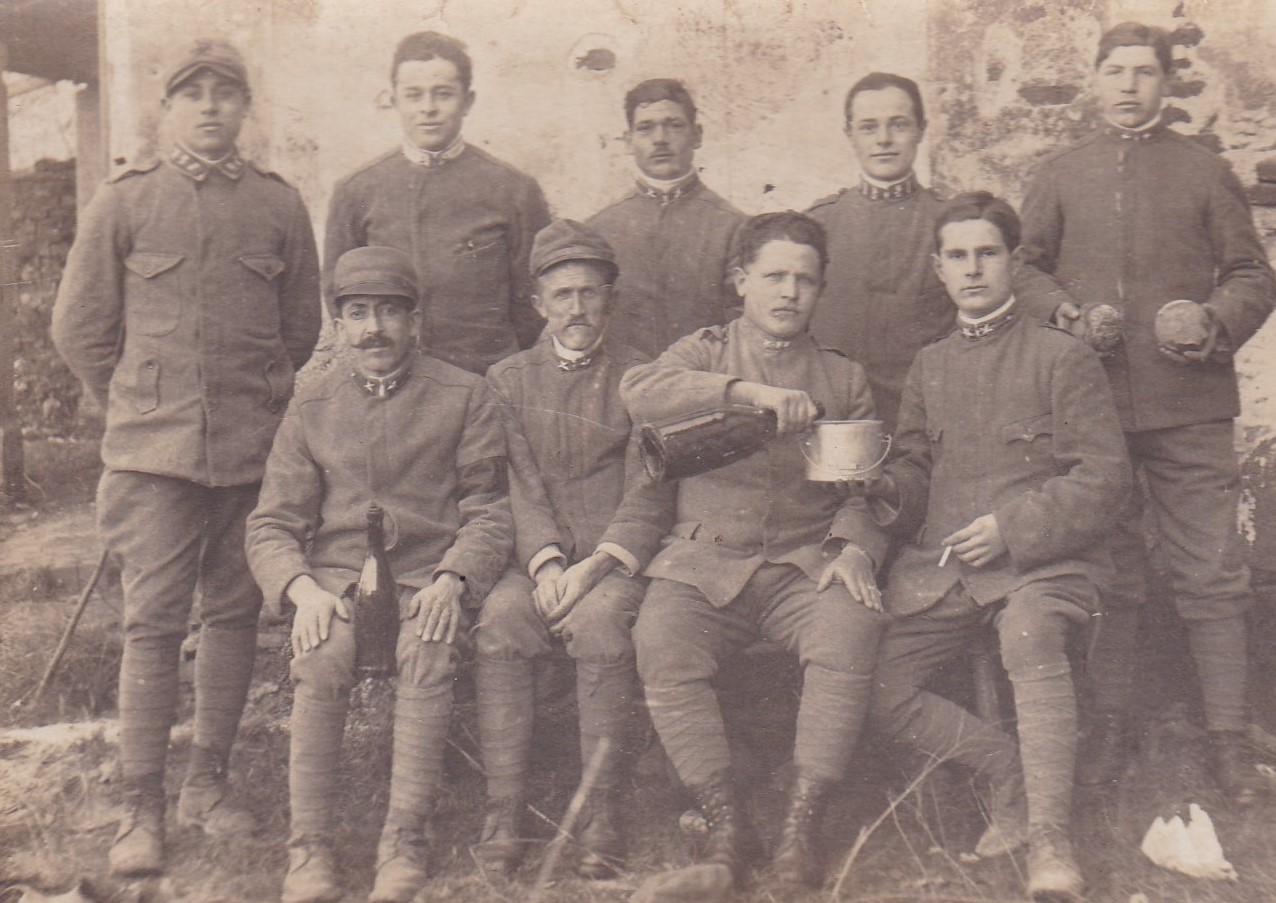 Grande Guerra a Valsamoggia: Foto di gruppo tra commilitoni: il secondo in alto da destra è Cesarino Iaboli