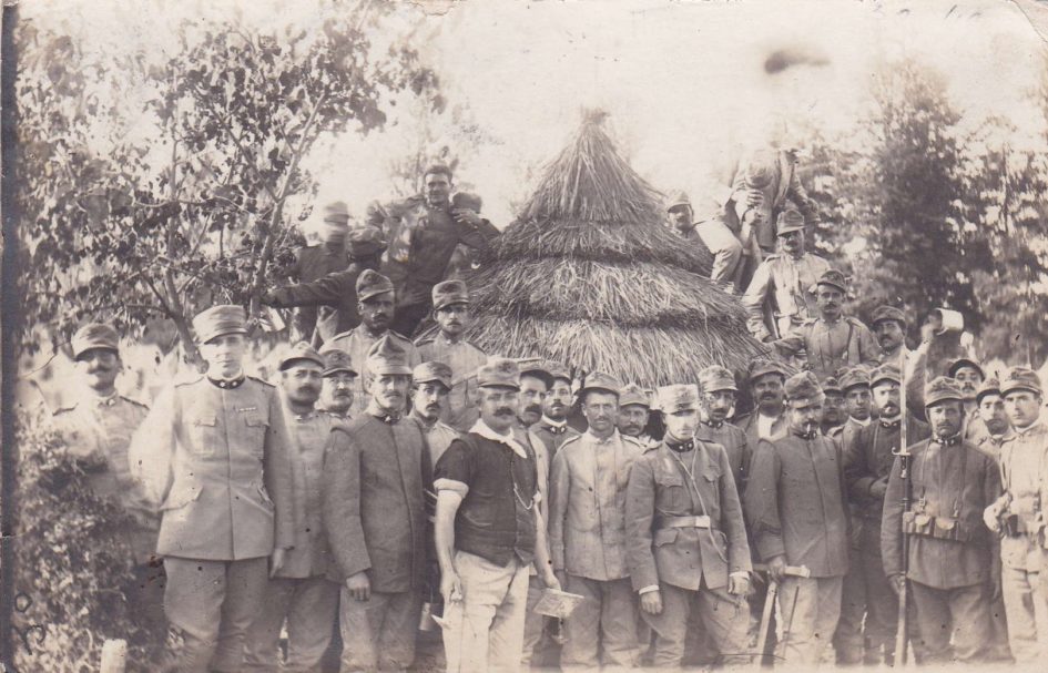 Soldati del Regio Esercito in posa a Monteveglio nel settembre 1915. Foto famiglia Clemente Contri - Contadini nella Prima guerra mondiale