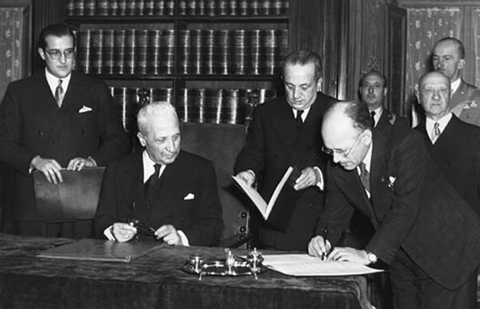 Storia della Costituzione. Umberto Terracini, presidente dell'Assemblea costituente dall'8 febbraio 1947 allo scioglimento, firma la Costituzione italiana