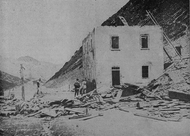 Profughi di Caporetto. Casa distrutta sul fronte del Trentino.