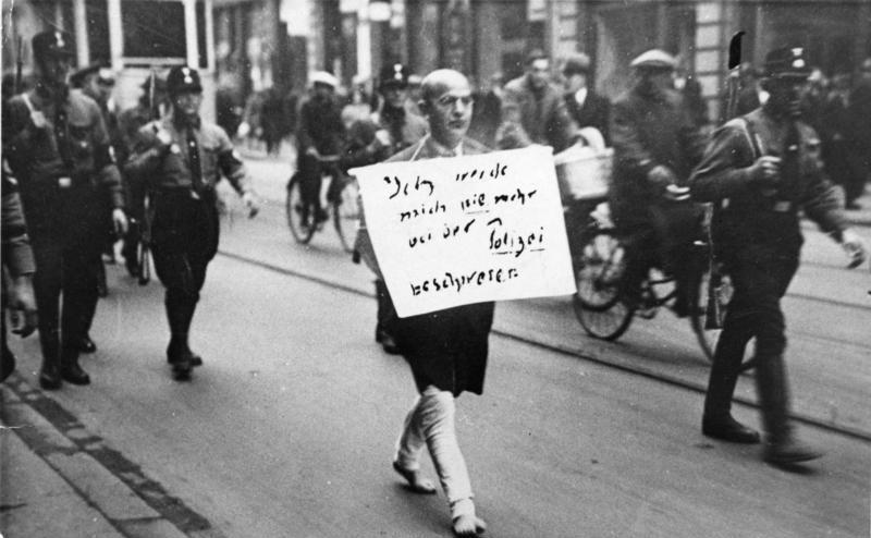 Questa fotografia del marzo del 1933 ritrae l'avvocato ebreo Michael Siegel, catturato a Monaco di Baviera dalle truppe d'assalto naziste (SA). L'uomo mostrato nella foto fu una delle prime vittime del terrore nazista, ma sopravvisse anche alla Seconda guerra mondiale. Morì il 15 marzo 1983 all'età di 97 anni a Lima (Perù). Dalle leggi razziali alla Shoah