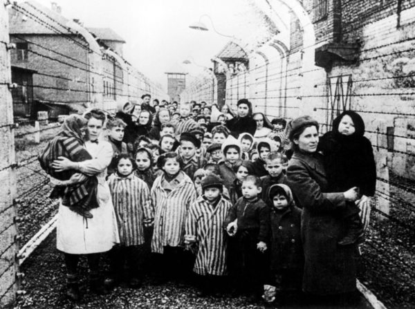 Giorno della Memoria Sassuolo. Un'immagine della liberazione del campo di Auschwitz