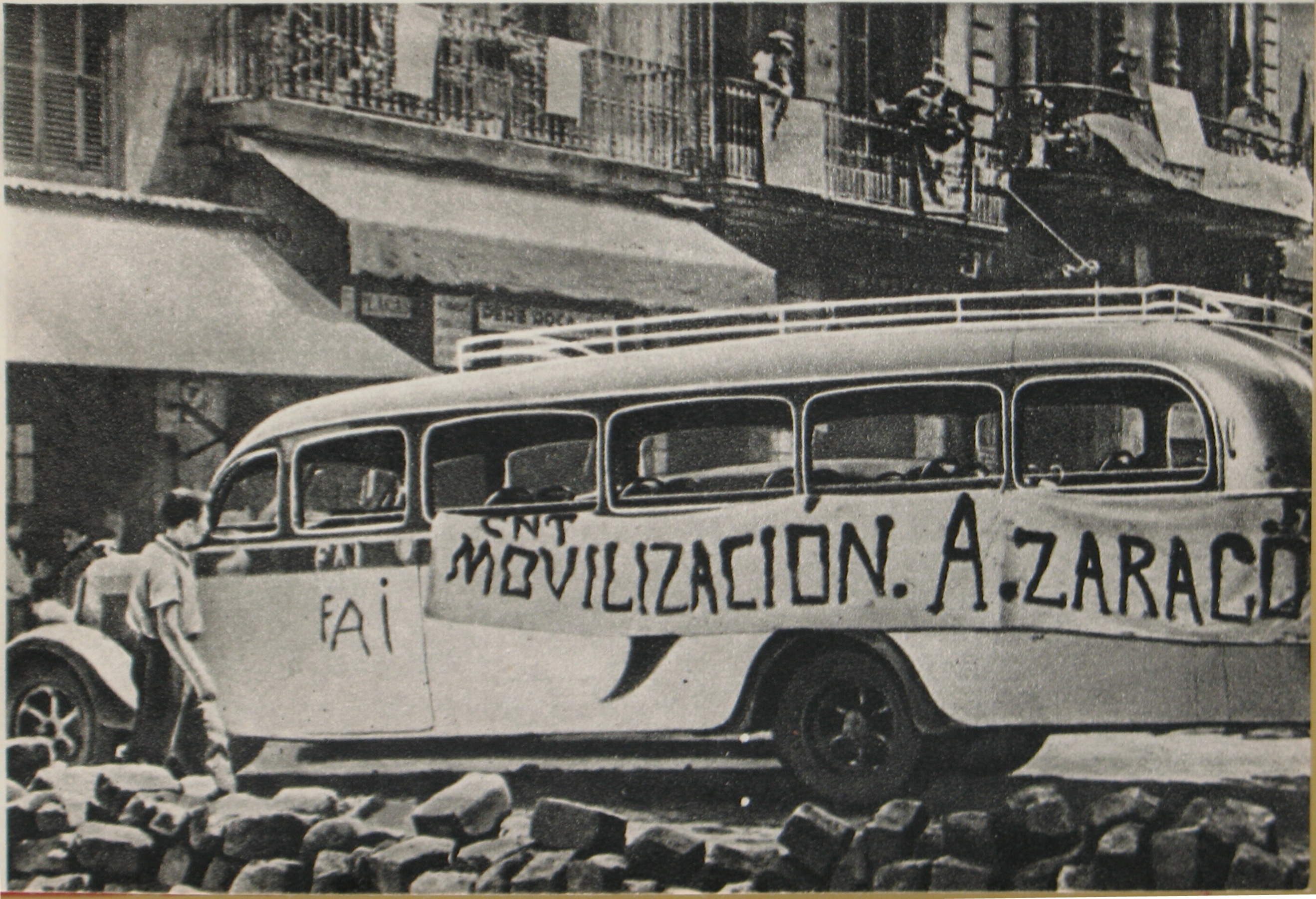 Mezzo di trasporto requisito dagli anarchici catalani a Barcellona durante l'insurrezione dell'estate 1936, conseguente all'iniziale sconfitta dei militari ribelli in città. Foto via Wikimedia commons - Guerra civile spagnola