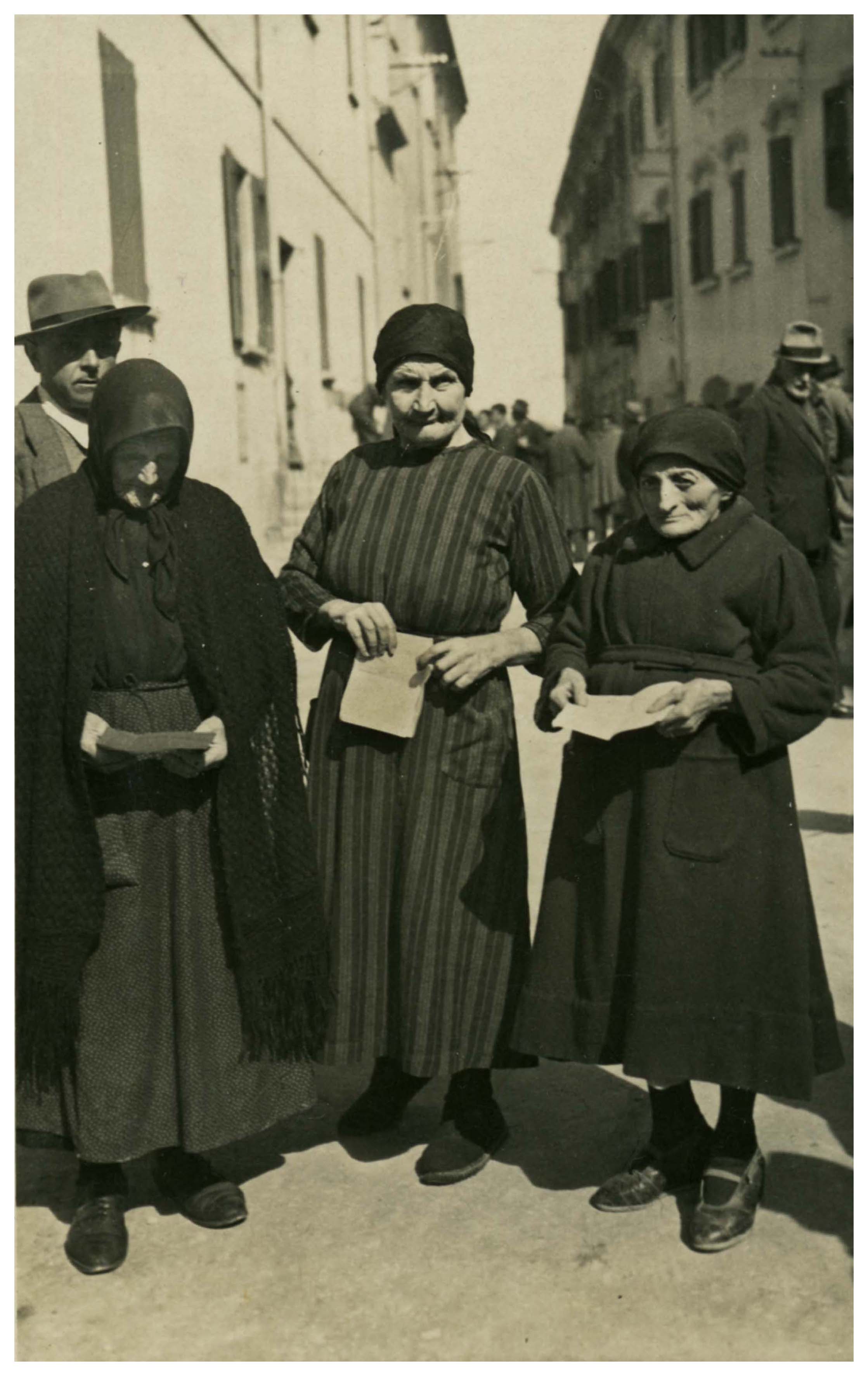 Festa della Repubblica. Donne al voto a Castelvetro nel 1946. Foto dal fondo Giuseppe Simonini - Archivio del Gruppo Mezaluna-Mario Menabue