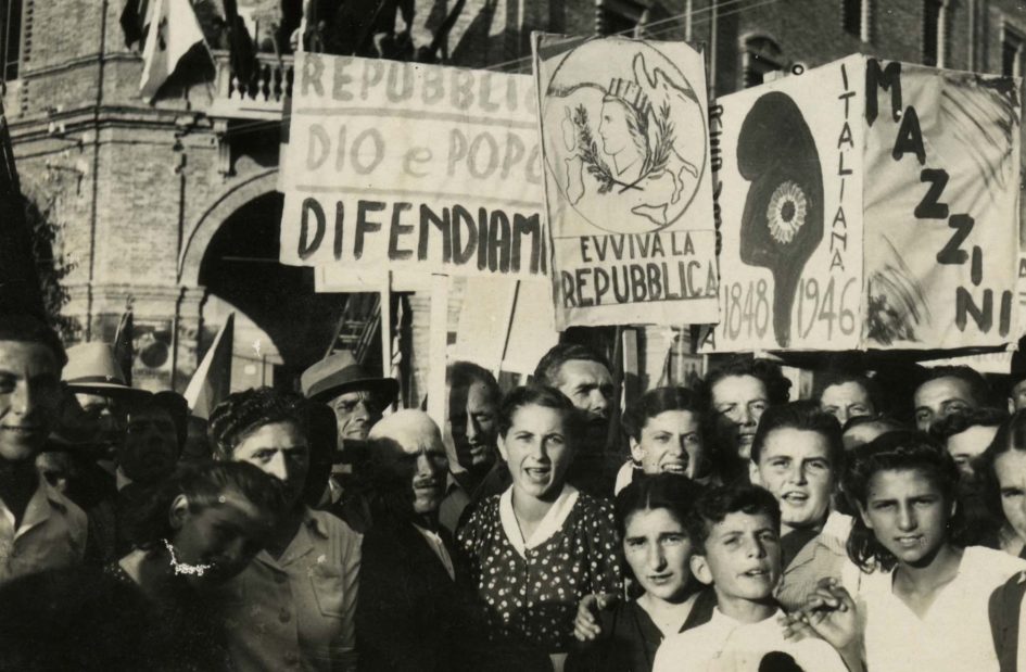 Festa della Repubblica. Manifestazione popolare a favore della Repubblica nel modenese. Foto dal fondo Giuseppe Simonini - Archivio del Gruppo Mezaluna-Mario Menabue
