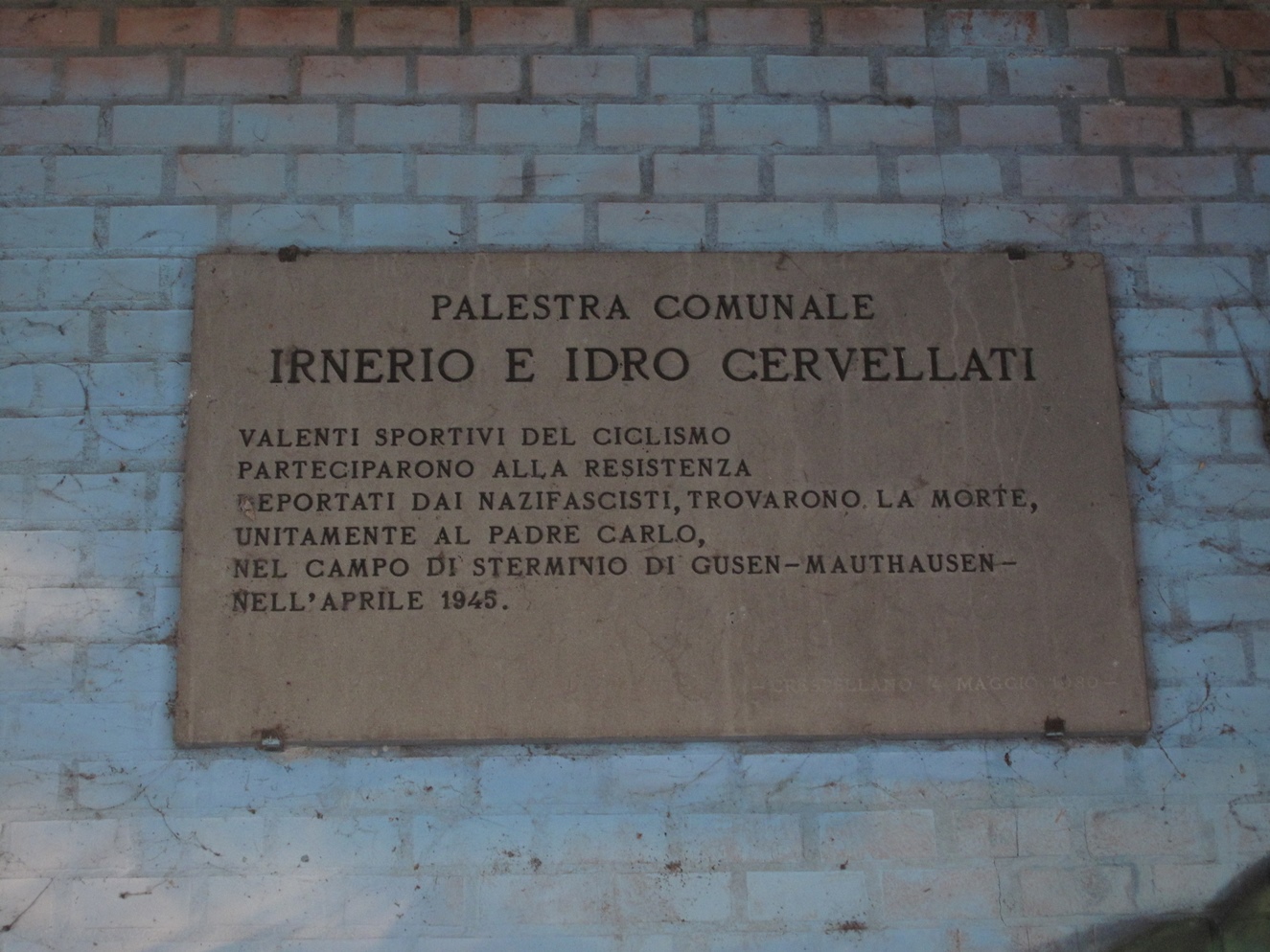 La lapide che commemora la dedica della palestra di Calcara a Irnerio e Idro Cervellati - sport e Resistenza