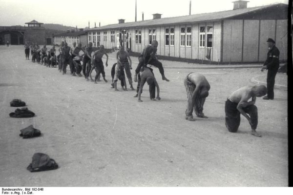Nel campo di concentramento di Mauthausen i prigionieri sono costretti a svolgere esercizi ginnici sotto la sorveglianza di un kapò. Bundesarchiv, Bild 192-048 / CC-BY-SA 3.0 - sport e Resistenza