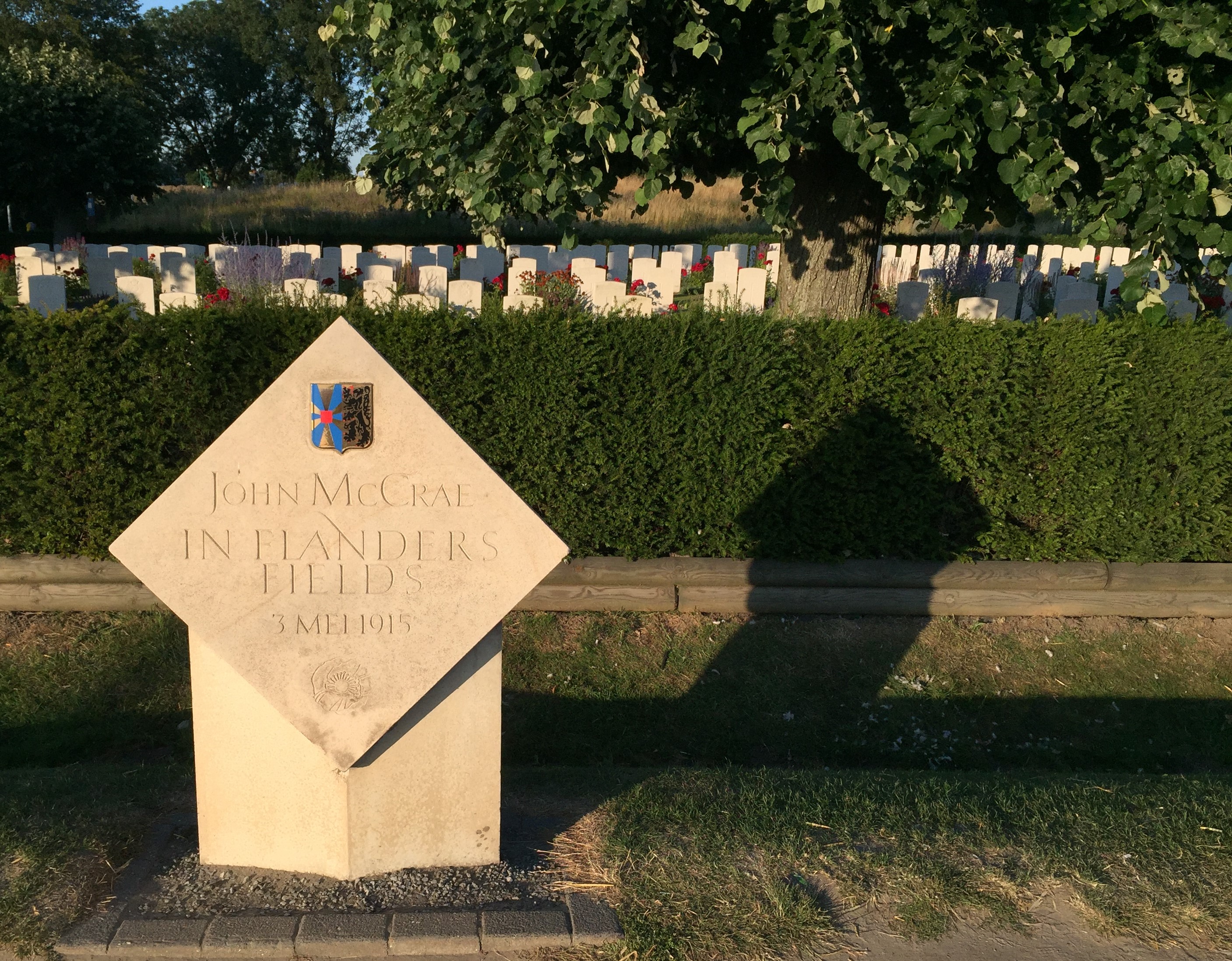 Il cimitero britannico nei pressi del John McCrae Site, il luogo dove il medico canadese ha scritto la poesia In Flanders fields