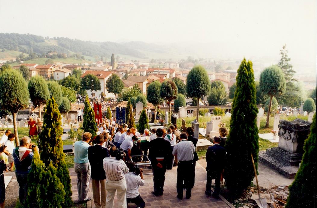 Il corteo funebre di Armando al cimitero di Monteobizzo. Foto tratta dalla mostra Mario Ricci "Armando" dal mito alla storia - con Armando nel cuore