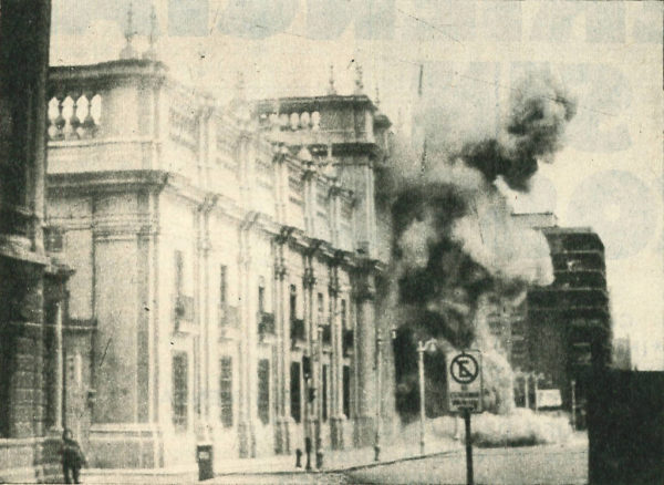 L'attacco dei militari di Augusto Pinochet al palazzo della Moneda, avvenuto l'11 settembre 1973. Foto via Wikimedia Commons, CC-Historia Política BCN, Cc-by-3.0-cl - 11 settembre 1973 Cile Salvador Allende
