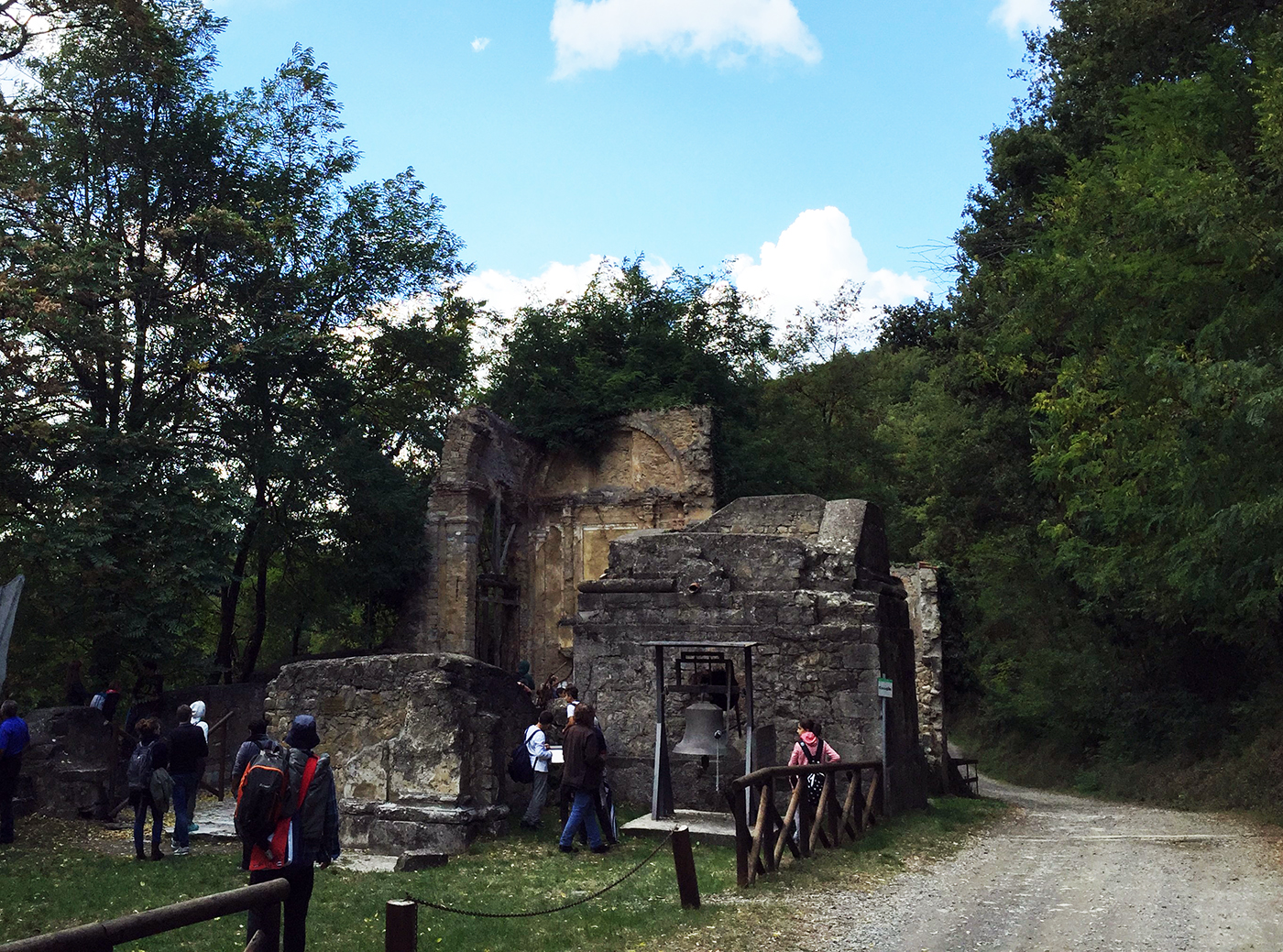 Le rovine della chiesa di Casaglia nel 2015 - trekking storico Monte Sole