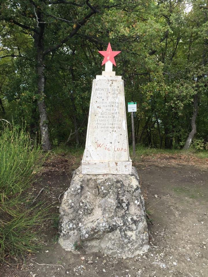 Il cippo dedicato alla Brigata "Stella Rossa" sul Monte Sole nel 2015 - trekking storico Monte Sole