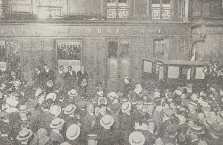 Pacifismo nella Prima guerra mondiale - Folla a Parigi davanti al Café du Croissant subito dopo l'attentato al leader socialista Jean Jaurès, principale esponente del pacifismo francese. Foto via Wikimedia Commons