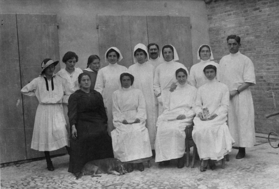 Dame infermiere volontarie dell'ospedale di Vignola in una foto del 1917. Si riconoscono Maria Toschi (col cappellino a sinistra), Nanna Monti (terza da sinistra) e Peppina Monti (seduta in abito nero) - Grande Guerra a Vignola
