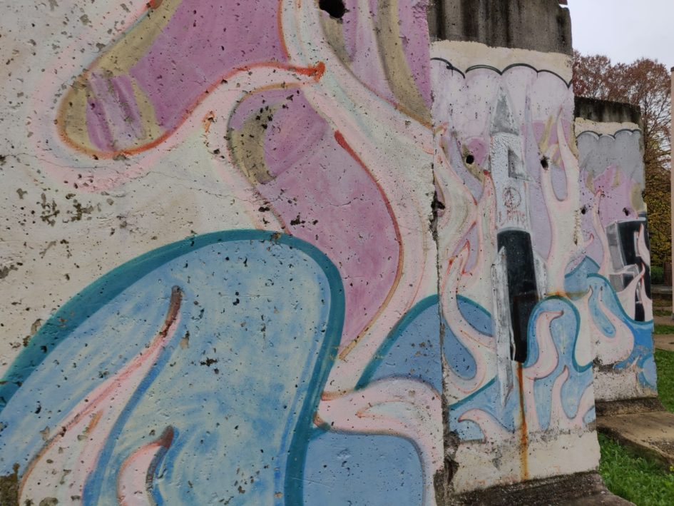 caduta del muro di Berlino - Parti del muro di Berlino, installate come monumento nel cortile del Centro culturale di Marano sul Panaro. Foto del Comune di Marano sul Panaro