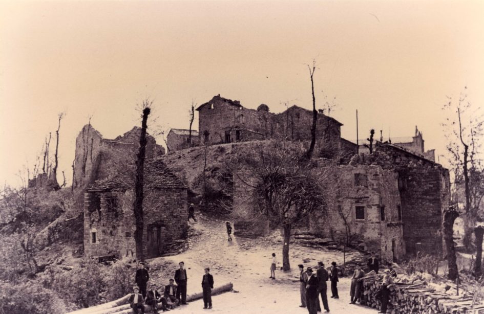 Strage di Monchio, Susano e Costrignano - Monchio dopo la strage del 18 marzo 1944. Foto tratta dall'archivio ANPI Modena