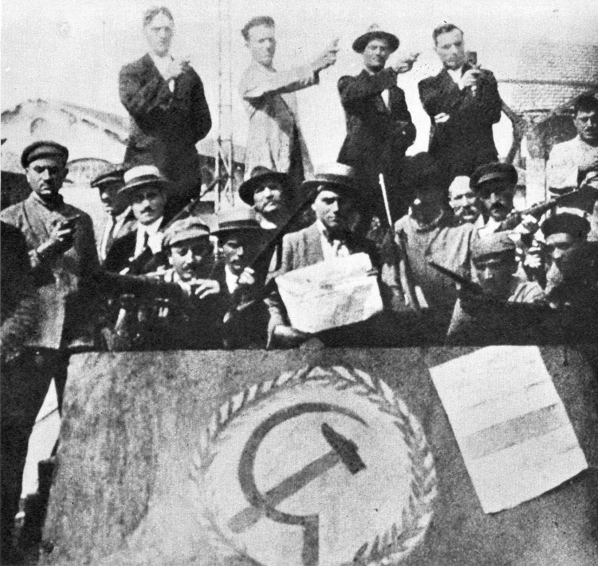 Storia dello sciopero. 1920: lavoratori in sciopero occupano una fabbrica. Foto via Wikimedia Commons
