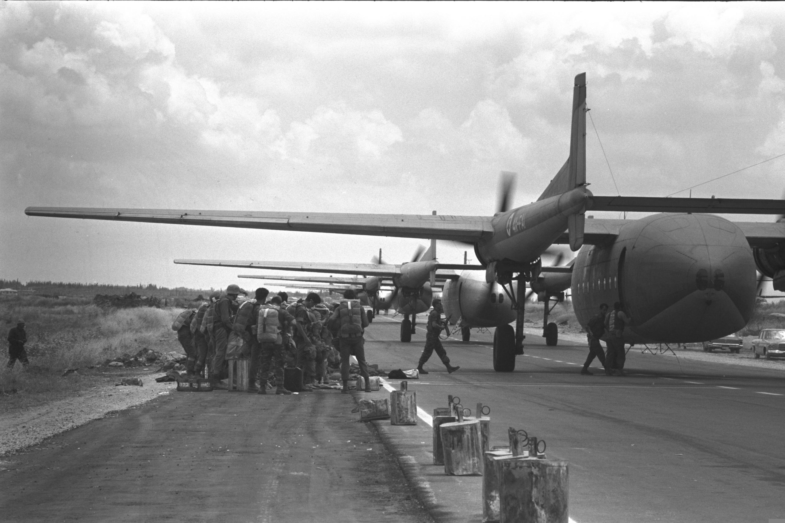 Un'unità di paracadutisti israeliani in partenza per il Sinai. In seguito a un cambio di ordini, l'aereo farà rotta su Gerusalemme. [Government Press Office (Israel) - CC-BY-SA 4.0]