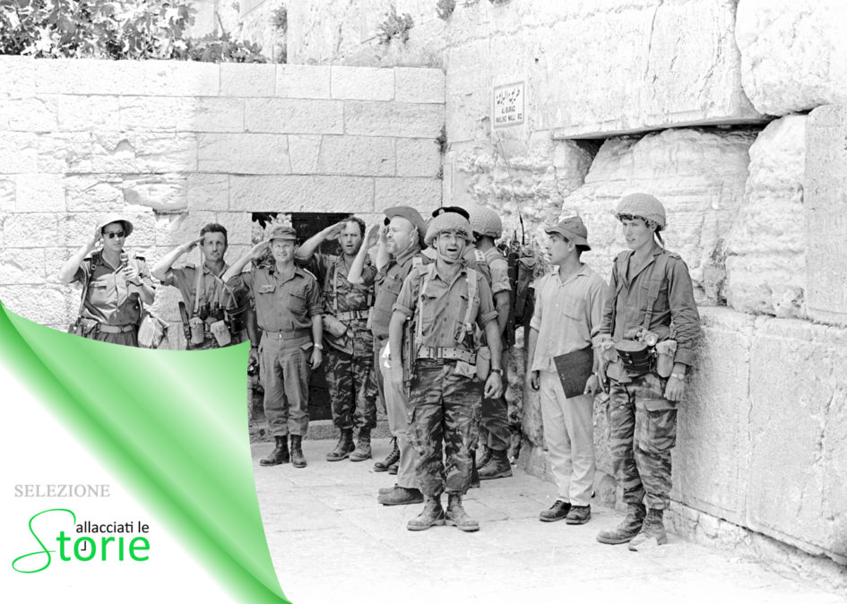 5 giugno 1967: nel giorno iniziale della Guerra dei Sei Giorni i paracadutisti di Israele cantano l'inno al Muro Occidentale sul Monte del Tempio. (Israel Defense Forces, CC-BY-SA 3.0)