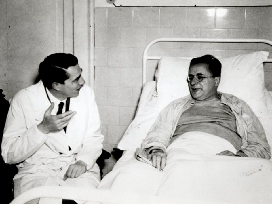 Palmiro Togliatti in ospedale, durante la convalescenza, con il medico Pietro Valdoni - Attentato a Togliatti