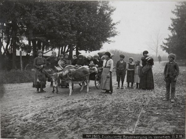 Profughi in fuga nella zona del Piave dopo la rotta di Caporetto, nell'autunno del 1917 - Storie di profughi a Modena