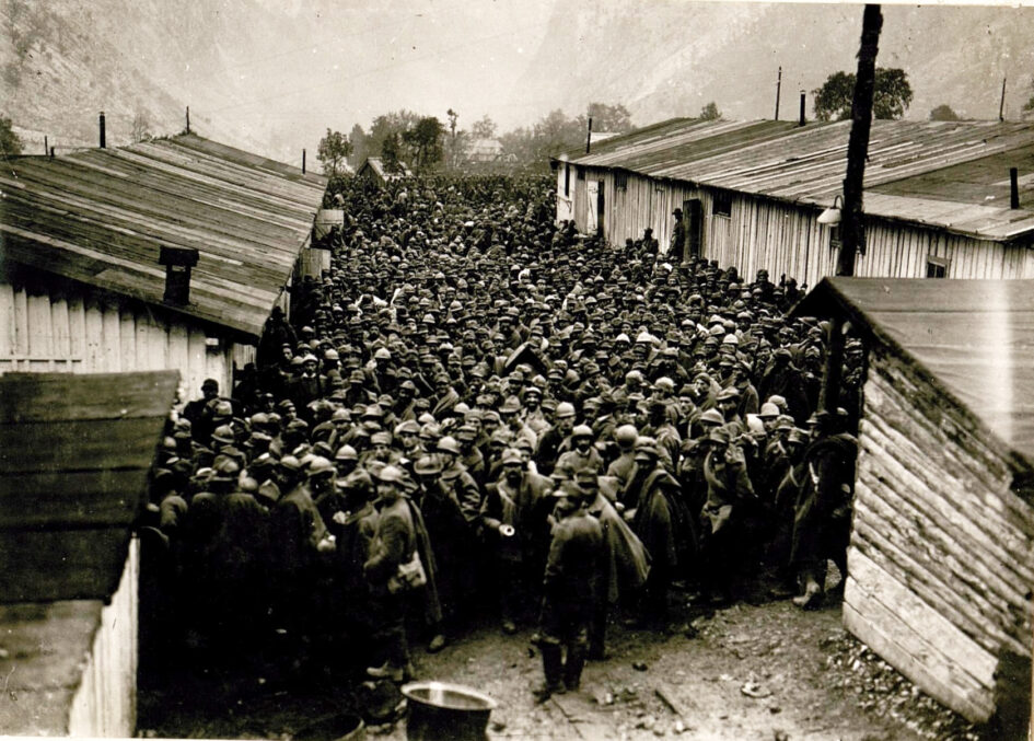 Soldati italiani catturati nel corso dell’offensiva di Caporetto e rinchiusi nel campo sloveno di Soca
