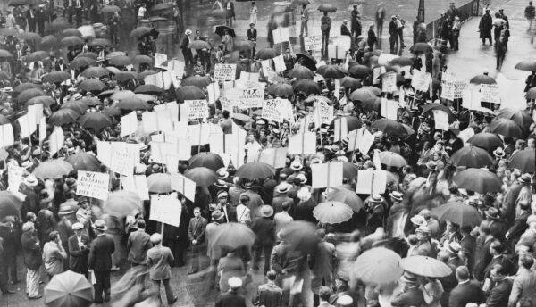 1931: proteste negli Stati Uniti per il fallimento di alcune banche. La Grande Depressione, successiva alla crisi del 1929, manda sul lastrico migliaia di persone. Foto dalle collezioni della Library of Congress via Wikimedia Commons