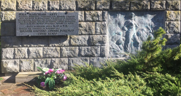 Il monumento dedicato a Irma Marchiani all'ingresso del Parco ducale di Pavullo nel Frignano