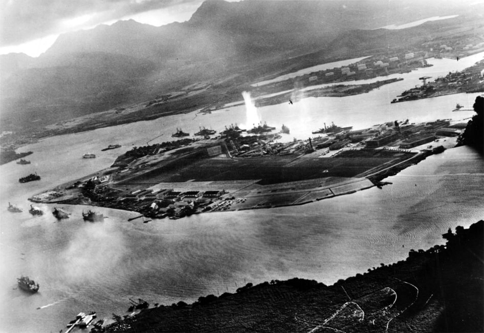 Fotografia scattata da un aereo giapponese poco dopo l'inizio dell'attacco a Pearl Harbor. Imperial Japanese Navy - Official U.S. Navy photograph NH 50930
