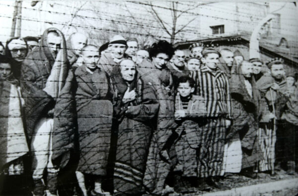 Prigionieri di Auschwitz alla liberazione del campo da parte dei sovietici. Queste persone non fanno le marce della morte
