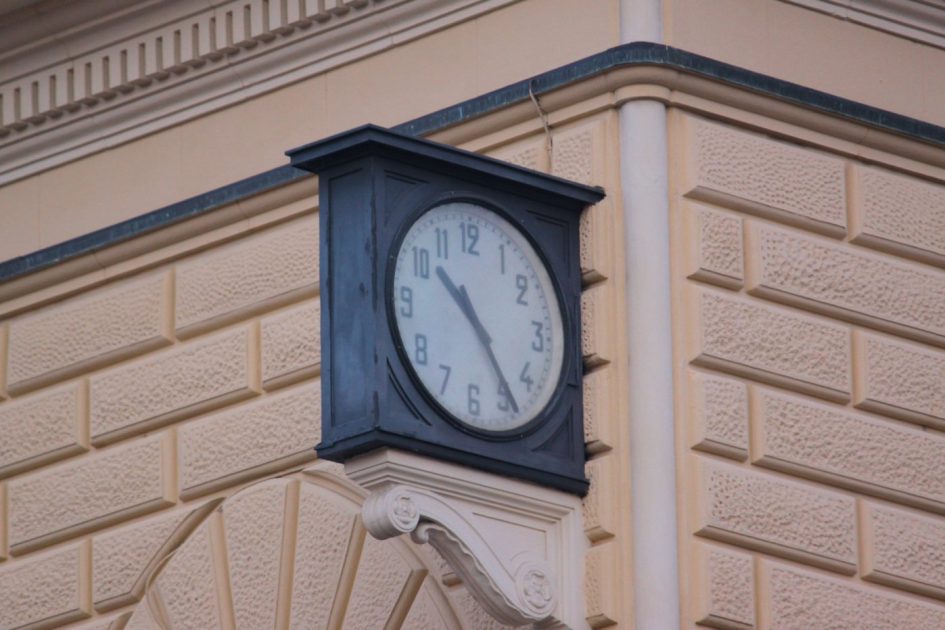 L'orologio fermo dal 2 agosto 1980 alla Stazione centrale di Bologna