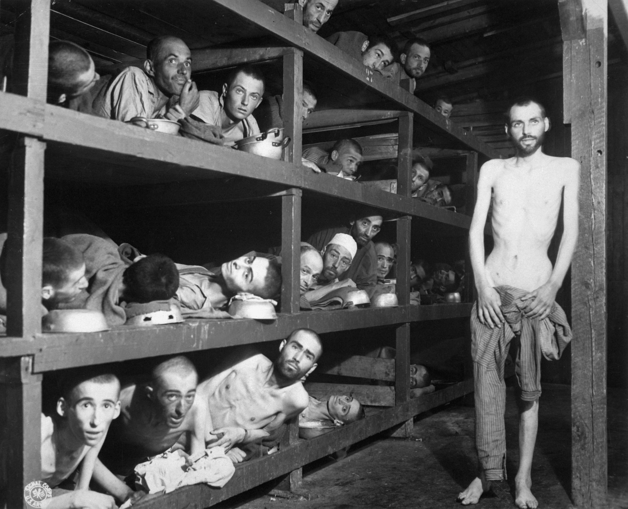 Prigionieri in una baracca del lager di Buchenwald nel momento della liberazione - 27 gennaio