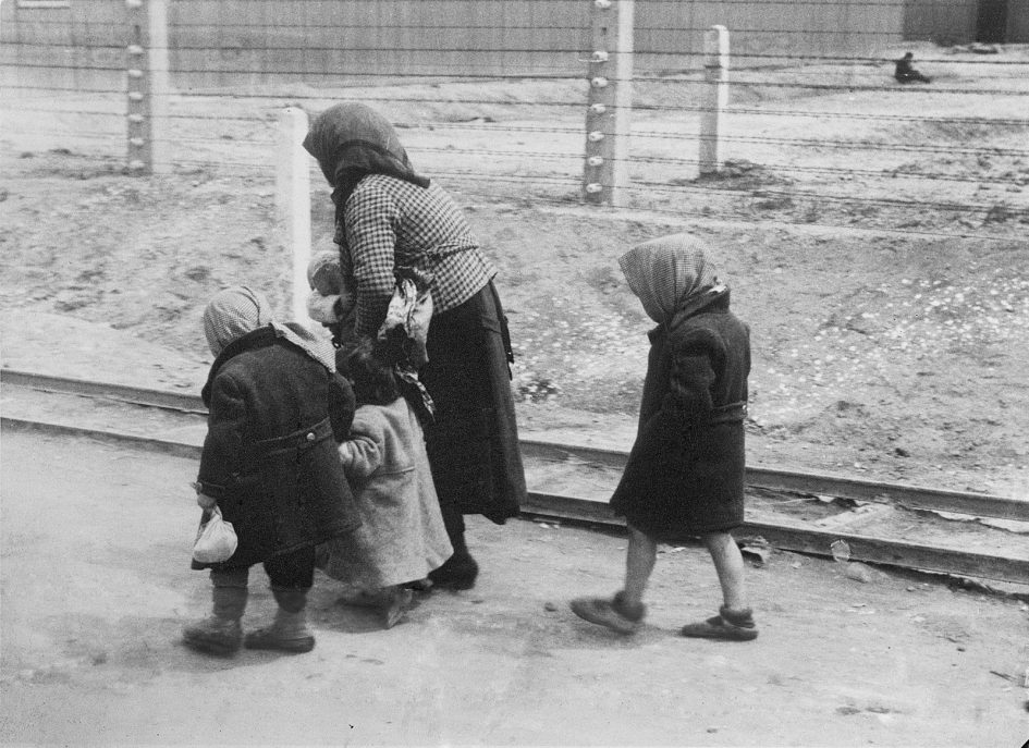 Una donna con i bambini ad Auschwitz - post sul 27 gennaio