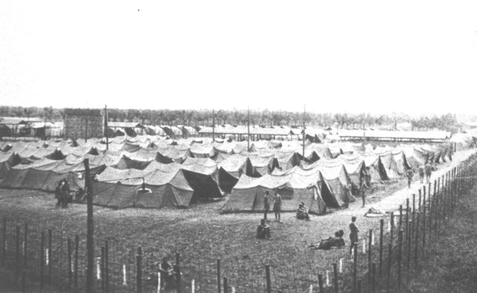 Il campo di Fossoli nel 1942, con le tende destinate ai prigionieri britannici e statunitensi. Foto di Fondazionefossoli, CC-BY-SA 3.0, via Wikimedia Commons