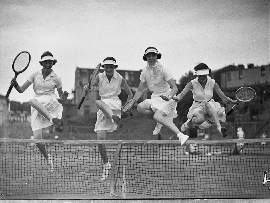Sport e femminismo: donne su un campo da tennis nel 1937, fotografate dall'australiano Sam Hood