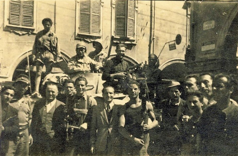 Un'immagine di partigiani in piazza Garibaldi in occasione della Liberazione di Sassuolo (foto fornita da Giampietro Beltrami)