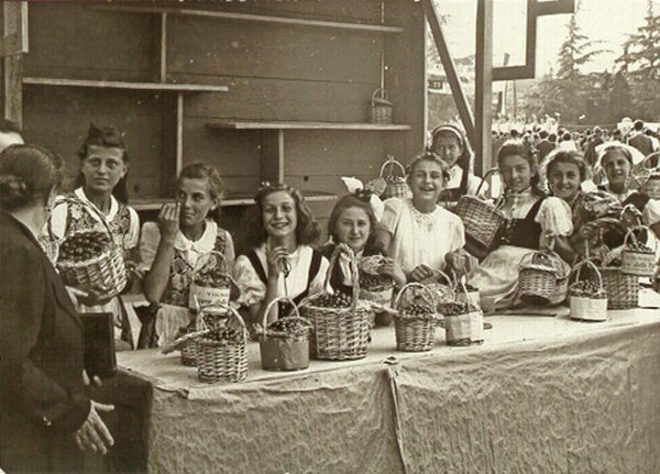 Fotografia della sagra delle ciliegie a Vignola, scattata all'inizio di giugno del 1940. Poco dopo, l'Italia intervenne nella Seconda guerra mondiale e per anni non fu possibile organizzare la festa. (Immagine tratta dall'Archivio del Gruppo Mezaluna - Mario Menabue)