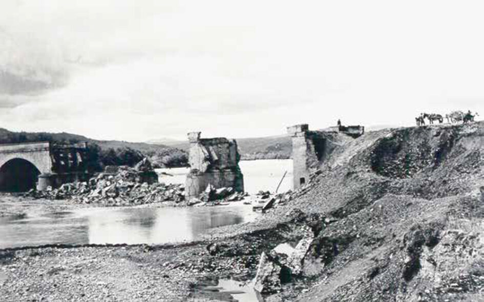 Il ponte Muratori dopo i bombardamenti della Seconda guerra mondiale. (foto Archivio Gruppo Mezaluna - Mario Menabue)