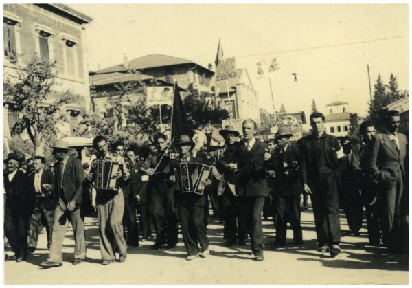 Corteo a Vignola per richiedere libertà, giustizia ed epurazione dei criminali di guerra dopo la Liberazione. Foto dall'archivio del Gruppo Mezaluna - Mario Menabue.