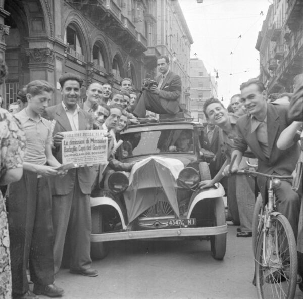 Festeggiamenti a Milano il 26 luglio 1943, dopo l'annuncio della caduta di Mussolini. (Evento del 25 luglio a Modena nel 2023)
