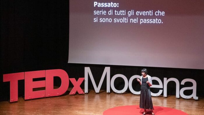 Paola Gemelli interviene con un TED talk sull'utilità della storia durante il TED a Maranello.