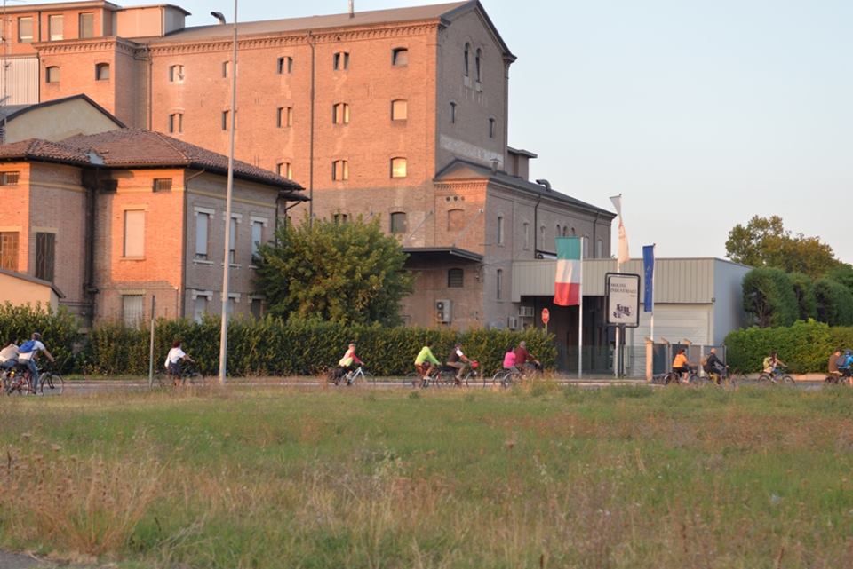 I partecipanti al trekking storico Oltre il ponte con le bici in località Mulini Nuovi.