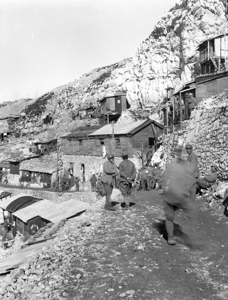 Una delle foto ritrovate da Fausto Corsini nella cassa di Vaifro Agnoli, impegnato nel gennaio 1918 come ufficiale medico del Regio Esercito in Vallarsa. Lettere dal fronte.