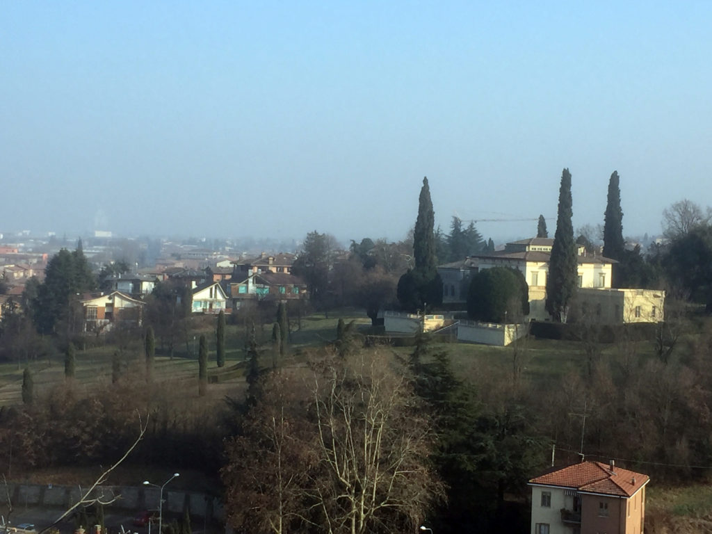 I segni sul muro. Panorama su villa Vigarani-Guastalla dalla terrazza del santuario.